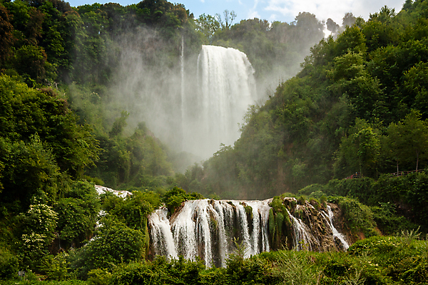 포토 JPG 해외이미지 나무 식물 공원 유럽 여행 모션 자연 휴가 산 풍경 사람없음 야외 목재 초록색 물 강 환경 점프 힘 이탈리아 거품 폭포 흐름 에너지 가을 흰색 신선 개울 떨어짐 숲 속도 내추럴 스플래쉬 해외202007 해외포토 자연요소 계절 공공시설 나라 컬러 컨셉 재료 생태계 파일형식
