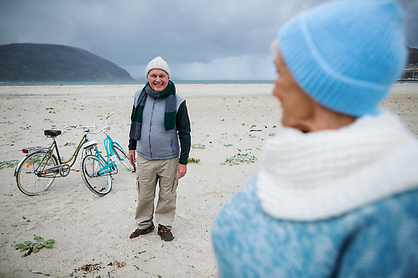 포토 JPG 해외이미지 전신 백인 라이프스타일 커플 여자 노년 남자 여행 겨울 휴가 휴식 서기 상반신 앞모습 뒷모습 자전거 노부부 70대 노인만 해외202007 해외포토 서양인 부부 계절 뷰포인트 컨셉 관계 모션 사람 성인 생활 바이크 성인만 파일형식
