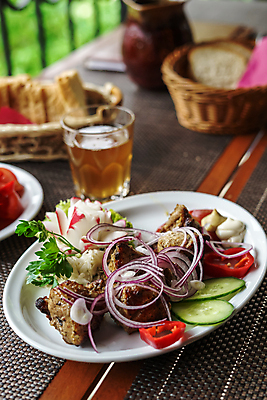 포토 JPG 해외이미지 접시 음식 다이어트 토마토 채소 부분 양파 오이 감자 파프리카 건강 육류 돼지고기 요리 사람없음 목재 가로 초록색 식당 식사 저녁식사 치킨 샐러드 소고기 튀김 맛 그릴 바비큐 굽기 속도 준비 후추 칠면조 프랑스어 점심식사 케밥 해외202007 해외포토 나무 문자 식기 컬러 컨셉 식재료 재료 조류 주방용품 상점 구이 향신료 닭고기요리 파일형식