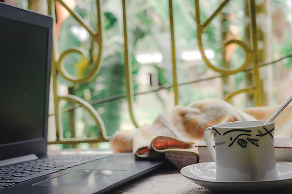 포토 JPG 해외이미지 라이프스타일 백그라운드 컨셉 거실 인터넷 비즈니스 통신 창문 탁자 무선통신 사람없음 컵 노트북 인테리어 컴퓨터 사무실 햇빛 카페 작업 커피잔 책상 조리대 온라인강의 카피스페이스 해외202007 해외포토 식기 디자인 커피 가구 잔 생활 전자제품 태양 상점 공백 강의 파일형식 언택트