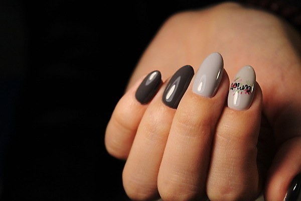 포토 JPG 해외이미지 손 여자 손가락 검은배경 근접촬영 신체부위 손톱관리 네일아트 손톱 해외202007 해외포토 뷰포인트 백그라운드 사람 뷰티 검은색 파일형식