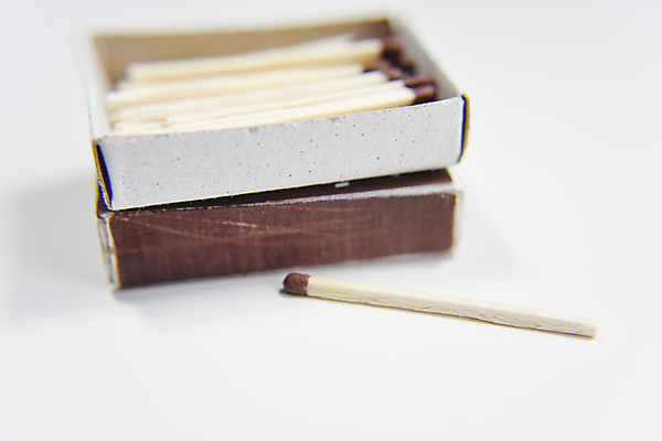 포토 JPG 해외이미지 무료이미지 계절 과학 곡선 불 불꽃 폭죽 따뜻함 경기 사람없음 목재 빛 세트 상자 갈색 머리 검은색 에너지 흰색 얼룩 뜨거움 그룹 연기 위험 성냥 묘사 벽난로 냄새 문학 팩 마법 악취 찌르기 재 줄서기 화상 화학약품 해외202007 해외202105 해외포토 자연요소 나무 선 스포츠 컬러 컨셉 재료 모션 신체부위 화장품 화학 상처 물질 파일형식 무료콘텐츠