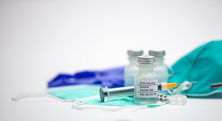 포토 JPG 해외이미지 장갑 유리병 건강 실험 주사기 가면 안전 사람없음 치료 파란색 약 건강관리 흰색 바이러스 보호 질병 감염 슛 고무 고립 돌봄 면역력 백신 복용 예방접종 해외202007 해외포토 잡화 컬러 컨셉 의학 의료기기 모션 병_용기 관리 접종 파일형식