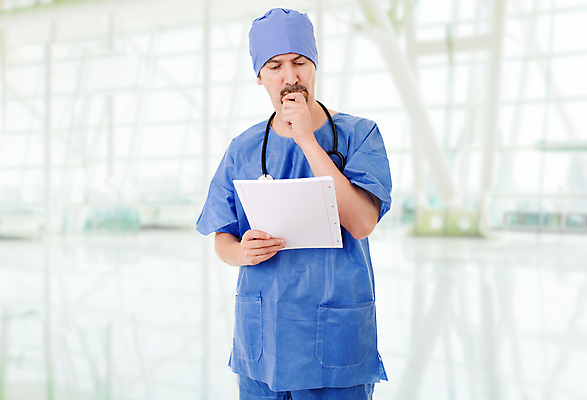 포토 JPG 해외이미지 주간 응시 남자 유니폼 생각 실내 병원 한명 서기 들기 사람 상반신 성인 앞모습 의료진 의사 심각 성인남자한명만 해외202007 해외포토 자연요소 직업 1 시선 옷 뷰포인트 컨셉 의학 모션 내부 남자한명만 성인남자만 파일형식