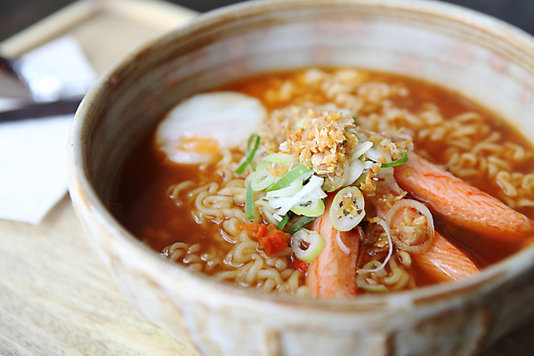 포토 JPG 해외이미지 무료이미지 전통 아시아 음식 백그라운드 젓가락 태국 한국 건강 요리 동양인 사람없음 컵 빨간색 초록색 식당 계란 일본 식사 저녁식사 치킨 중국 흰색 라면 면 뜨거움 사발 수프 먹기 국수 매움 점심식사 순간 맛있는 해외202007 젓기 해외202105 해외포토 식기 나라 컬러 모션 수저 인종 상점 알 면류 사기그릇 맛 닭고기요리 파일형식 무료콘텐츠