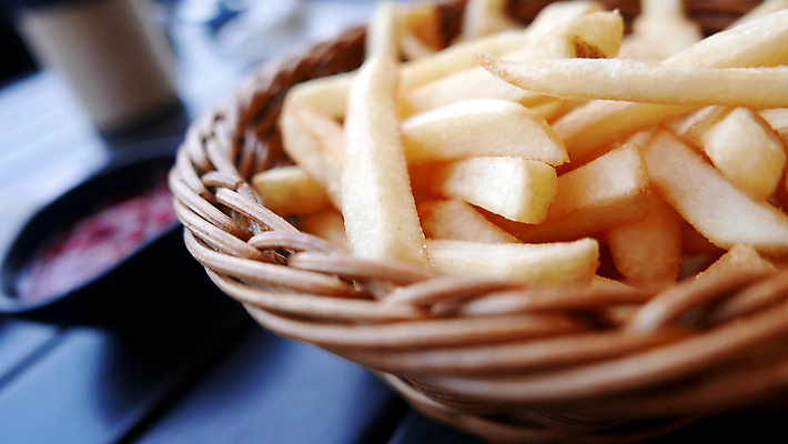 포토 JPG 해외이미지 접시 음료 음식 탁자 사람없음 야외 바구니 튀김 브런치 프랑스어 해외202007 해외포토 문자 식기 가구 식사 파일형식