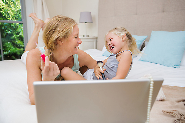 포토 JPG 해외이미지 전신 백인 라이프스타일 응시 여자 딸 어린이 엎드리기 모녀 엄마 실내 사랑 미소 웃음 소녀 상반신 성인 두명 앞모습 옆모습 30대 노트북 부모 침실 침대 여자만 해외202007 해외포토 서양인 시선 감정 뷰포인트 가구 가족 모션 표정 사람 내부 생활 장년 전자제품 파일형식