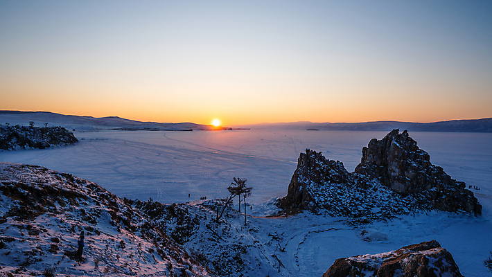 포토 JPG 해외이미지 구름 계절 호수 바다 섬 여행 백그라운드 겨울 자연 하늘 휴가 산 파노라마 풍경 사람없음 야외 물 빛 햇빛 태양 일출 냉동 얼음 일몰 새벽 추위 바위 저녁 망토 서리 러시아 장면 내추럴 시베리아 수평선 카피스페이스 해외202007 해외포토 자연요소 유럽 촬영기법 노을 공백 돌_바위 야간 생태계 파일형식
