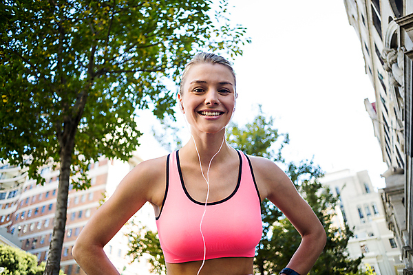 포토 JPG 해외이미지 백인 여자 행복 스포츠 건강 한명 서기 사람 20대 성인 야외 운동복 금발 운동 햇빛 맑음 헤드폰 봄 듣기 도시 성인여자한명만 해외202007 해외포토 서양인 1 헤어스타일 옷 계절 감정 음향기기 모션 날씨 청년 태양 여자한명만 성인여자만 파일형식