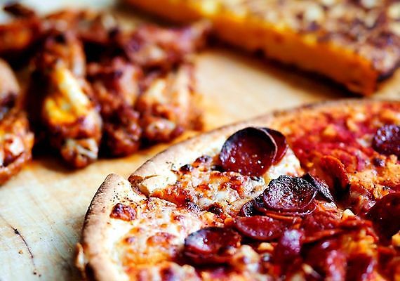 포토 JPG 해외이미지 음식 조각 토마토 재료 부분 검은배경 치즈 피자 패스트푸드 마늘 육류 사람없음 검은색 식사 저녁식사 버섯 이탈리아 껍질 신선 뜨거움 소시지 맛 정크푸드 폐기물 굽기 올리브 매움 슬라이스 반죽 점심식사 고립 모짜렐라치즈 살라미 페퍼로니 해로움 핸드메이드 맛있는 해외202007 해외포토 열매 유럽 컬러 백그라운드 컨셉 채소 식재료 유제품 서양음식 가공식품 인스턴트 쓰레기 구이 파일형식