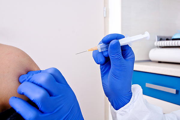 포토 JPG 해외이미지 여자 남자 과학 유니폼 건강 병원 관리 주사기 가면 정장 성인 두명 치료 사무실 약 환자 간호사 의사 잡기 실험실 바이러스 보호 질병 위험 서비스 감염 슛 주사약 돌봄 백신 전염병 해외202007 해외포토 옷 컨셉 비즈니스 의학 의료기기 모션 실험 사람 의료진 파일형식