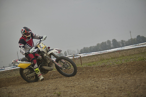 포토 JPG 해외이미지 남자 도로 스포츠 포즈 십자가 교통시설 자국 모션 산 한명 야외 빨간색 운동 자전거 점프 힘 경쟁 자유 오토바이 레이싱 바퀴 승차 헬멧 위험 속도 순환 먼지 지역 진흙 엔진 기어 모터 라이더 레이서 비포장도로 선로 집회 해외202007 해외포토 레이스천 1 길 컬러 교통 컨셉 건강 사람 시합 바이크 직물 보호장비 시설 파일형식