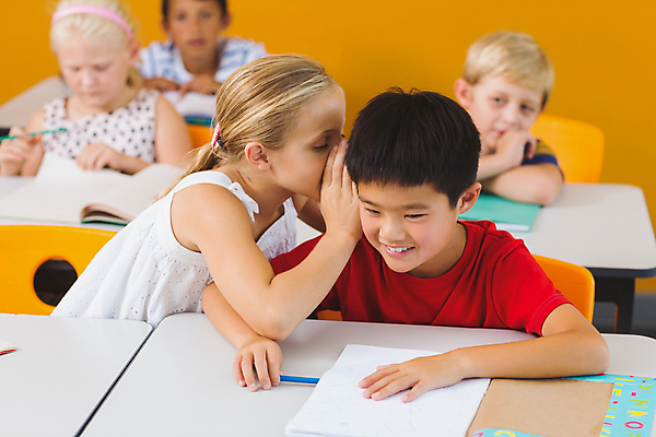 포토 JPG 해외이미지 외국인 라이프스타일 여자 교육 남자 초등학생 어린이 장난 교실 초등학교 앉기 소년 여러명 상반신 앞모습 옆모습 친구 귓속말 책상 어린이만 해외202007 해외포토 학생 뷰포인트 가구 다수 학교 관계 모션 사람 인종 생활 파일형식