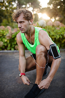 포토 JPG 해외이미지 백인 라이프스타일 공원 남자 스포츠 이어폰 건강 한명 사람 20대 성인 스마트폰 운동복 조깅 운동 맑음 듣기 무릎꿇기 연습 준비 성인남자한명만 해외202007 해외포토 서양인 1 옷 공공시설 음향기기 모션 날씨 청년 생활 핸드폰 스마트기기 남자한명만 성인남자만 파일형식