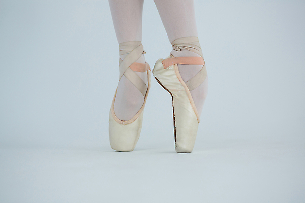 포토 JPG 해외이미지 무료이미지 직업 라이프스타일 문화 신발 통신 양말 수염 기술 미술 취미 사람없음 스트레칭 활발 공연 댄서 춤 우아함 연결 유연 집중 발레 준비 흰배경 단아함 스타일 해외202007 해외202105 해외포토 레이스천 백그라운드 컨셉 문화예술 이벤트 생활 운동 흰색 직물 파일형식 무료콘텐츠