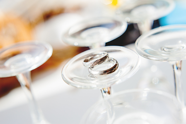 포토 JPG 해외이미지 무료이미지 음료 결혼 와인잔 유리 결혼식 사랑 이벤트 사람없음 햇빛 금속 반지 투명 황금 닫기 보석 심볼 기회 다이아몬드 해외202007 해외202105 해외포토 감정 술잔 장신구 모션 재질 태양 광석 파일형식 무료콘텐츠