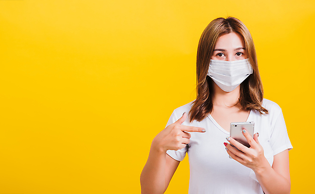 포토 JPG 해외이미지 백인 여자 백그라운드 건강 마스크 한명 사람 동양인 스마트폰 노란색 고통 바이러스 질병 예방 전염병 여자한명만 카피스페이스 코로나바이러스 포스트코로나 해외202007 델타변이바이러스 해외포토 서양인 1 감정 컬러 의학 인종 핸드폰 스마트기기 공백 사회이슈 여자만 파일형식