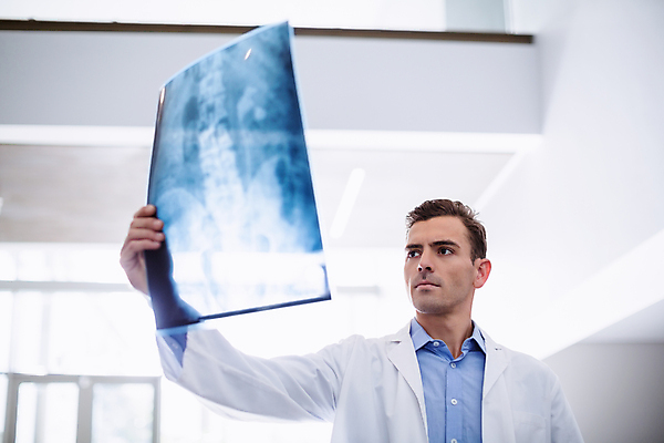 포토 JPG 해외이미지 주간 응시 남자 유니폼 엑스레이 실내 병원 한명 서기 들기 상반신 20대 성인 앞모습 의료진 의사 잡기 성인남자한명만 해외202007 해외포토 자연요소 직업 1 시선 옷 뷰포인트 의학 모션 사람 청년 내부 남자한명만 성인남자만 파일형식