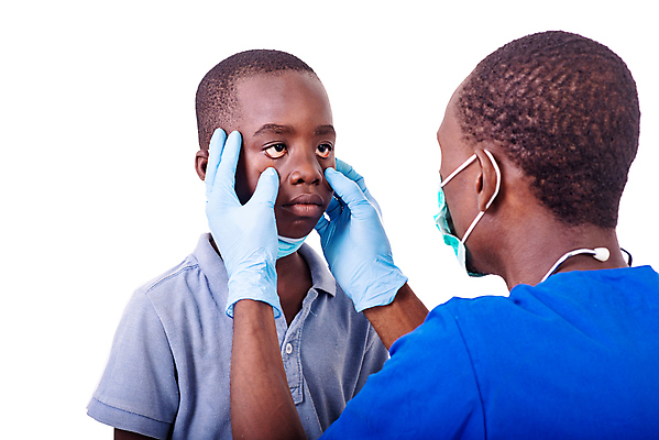 포토 JPG 해외이미지 직업 얼굴 어린이 유니폼 청진기 건강 병원 가면 서기 소년 성인 두명 약 고통 환자 간호사 의사 표현 관찰 업무 도움 질병 만족 약속 방문 안과 소아과의사 광학 해외202007 해외포토 옷 남자 감정 컨셉 의학 의료기기 모션 사람 신체부위 의료진 작업 파일형식