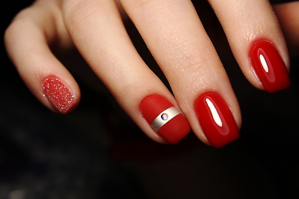 포토 JPG 해외이미지 손 검은배경 근접촬영 신체부위 손톱관리 네일아트 손톱 해외202007 해외포토 뷰포인트 백그라운드 사람 뷰티 검은색 파일형식