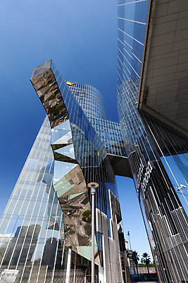 포토 JPG 해외이미지 디자인 외관 유럽 비즈니스 건축양식 유리 하늘 사람없음 파란색 컬러풀 반사 도시 스페인 바르셀로나 스페인어 남유럽 해외202007 해외포토 건축 나라 컬러 재질 파일형식