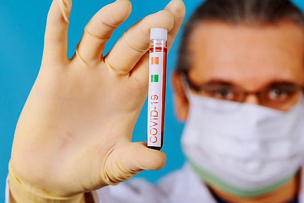 포토 JPG 해외이미지 주간 남자 실내 병원 마스크 한명 들기 성인 앞모습 약 의료진 의사 혈액 바이러스 질병 시험관 파란배경 백신 성인남자한명만 안경낌 코로나바이러스 해외202007 델타변이바이러스 해외포토 자연요소 직업 1 안경 뷰포인트 백그라운드 의학 모션 실험기구 사람 내부 파란색 남자한명만 성인남자만 파일형식