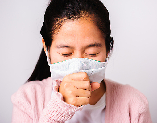 포토 JPG 해외이미지 여자 건강 마스크 한명 안전 사람 동양인 고통 흰색 바이러스 질병 예방 위생관리 인플루엔자 재채기 전염병 여자한명만 카피스페이스 코로나바이러스 포스트코로나 해외202007 델타변이바이러스 해외포토 1 감정 컬러 의학 관리 인종 공백 사회이슈 여자만 파일형식