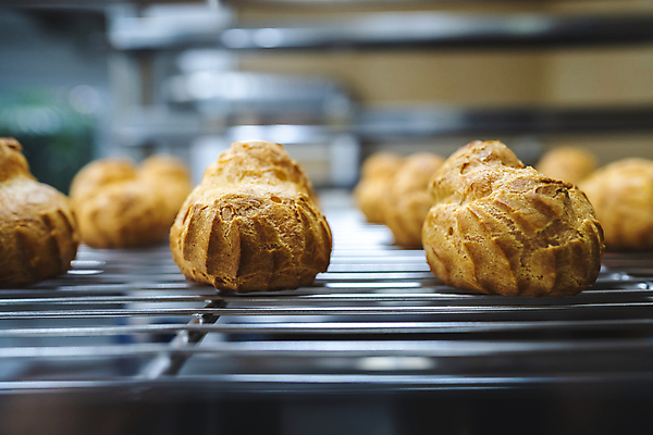 포토 JPG 해외이미지 전통 접시 음식 백그라운드 디저트 요리 사람없음 갈색 케이크 주방 얼음 카페 빵집 흰색 신선 달콤 맛 아침식사 설탕 굽기 가득함 크림 반죽 퍼프 레시피 버터 프랑스어 바닐라 번 커스터드 페스츄리 핸드메이드 맛있는 해외202007 해외포토 자연요소 문자 식기 빵 컬러 컨셉 상점 식사 구이 파일형식