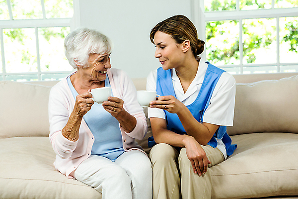 포토 JPG 해외이미지 백인 라이프스타일 응시 여자 노년 행복 커피 음료 유니폼 창문 가정 실내 건강 앉기 성인 두명 컵 30대 소파 건강관리 간호사 마시기 잡기 도움 상담 70대 돌봄 여자만 해외202007 해외포토 서양인 식기 시선 옷 감정 컨셉 의자 모션 관리 사람 내부 생활 장년 의료진 파일형식