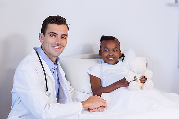 포토 JPG 해외이미지 백인 여자 남자 행복 어린이 유니폼 병원 앉기 20대 성인 건강관리 곰인형 환자 의사 잡기 질병 상담 해외202007 해외포토 서양인 옷 감정 인형 의학 모션 건강 관리 사람 청년 의료진 파일형식