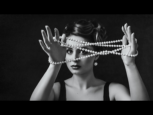 포토 JPG 해외이미지 모델 목걸이 놀이 갈색머리 흑백 한명 앉기 소파 유행 거울 역사 발사 영화 안락의자 드라마 해외202007 해외포토 1 헤어스타일 의자 장신구 모션 문화예술 촬영기법 사람 파일형식