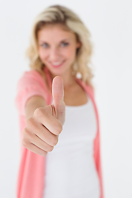 포토 JPG 해외이미지 백인 손 응시 여자 행복 한명 서기 사람 성인 흰배경 긍정 성인여자한명만 해외202007 해외포토 서양인 1 시선 감정 백그라운드 컨셉 모션 신체부위 흰색 여자한명만 성인여자만 파일형식