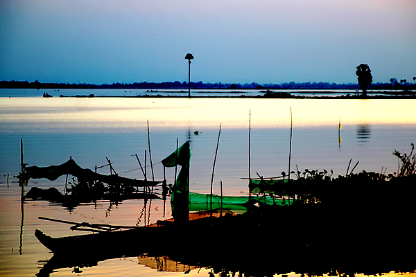 포토 JPG 해외이미지 나무 구름 실루엣 호수 여행 자연 벽지 하늘 휴식 파노라마 손바닥 풍경 사람없음 야외 물 여름 빛 강 태양 반사 평화 침묵 황혼 일몰 새벽 거울 전원 시골 보트 저녁 신비 명상 장면 마법 웅장함 수평선 해외202007 해외포토 자연요소 식물 손 계절 컨셉 배_교통 촬영기법 노을 소리 전기에너지 야간 생태계 파일형식