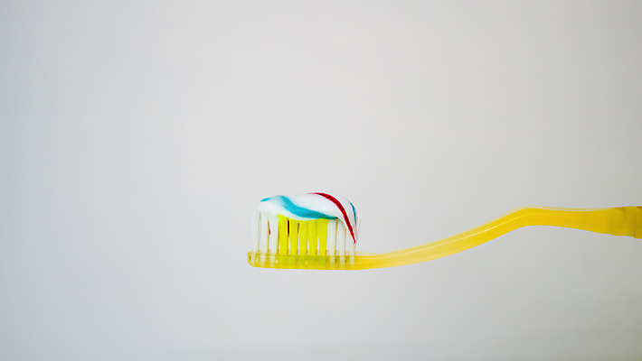 포토 JPG 해외이미지 스튜디오촬영 라이프스타일 백그라운드 컨셉 태국 아침 건강 안전 사람없음 일상 가로 파란색 컬러풀 약 건강관리 목욕 줄무늬 장비 욕실 흰색 신선 붓 입 치아 보호 위생 씻기 칫솔 질병 상품 플라스틱 자르기 청소 흰배경 치과의사 심플 번짐 치약 튜브 몸단장 고립 돌봄 위생관리 잇몸 해외202007 해외포토 주간 아시아 컬러 무늬 신체 의학 모션 재질 실내 관리 라이프 생활 신체부위 위생용품 청결 의사 소화기관 파일형식 효과