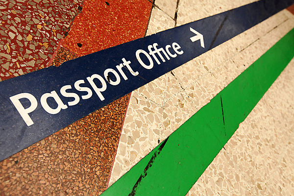 포토 JPG 해외이미지 무료이미지 길 선 여행 컨셉 모션 표시 화살 바닥 사람 사람없음 내부 파란색 사무실 여행객 걷기 기차 도시 센터 역 방향 도착 사인 출발 런던 출퇴근 여권 승객 일반 단상 평행 방법 왕국 직진 터미널 통근 해외202007 해외202105 해외포토 육상교통 컬러 비즈니스 교통시설 영국 대중교통 출근 파일형식