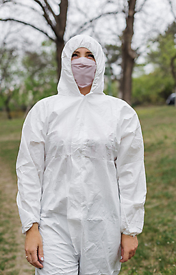 포토 JPG 해외이미지 여자 백그라운드 컨셉 건강 마스크 한명 안전 사람 야외 금발 고통 흰색 바이러스 질병 인플루엔자 전염병 코로나바이러스 포스트코로나 해외202007 델타변이바이러스 해외포토 1 헤어스타일 감정 컬러 의학 사회이슈 파일형식
