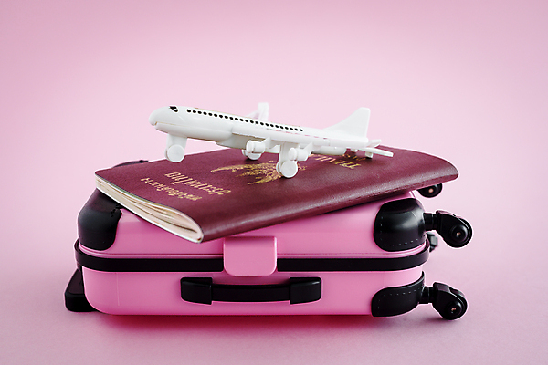 포토 JPG 해외이미지 무료이미지 모델 라이프스타일 옷 행복 분홍색 여행 백그라운드 컨셉 가방 비즈니스 교통시설 휴가 비행기 항해 사람없음 여름 여행객 우주 여행가방 짐 흰색 공항 도착 오브젝트 항공 출발 문서 여권 제트기 승객 대패 수하물 해외202007 해외202105 해외포토 잡화 계절 감정 컬러 교통 항공교통 대중교통 사람 생활 배 시설 선박 파일형식 무료콘텐츠