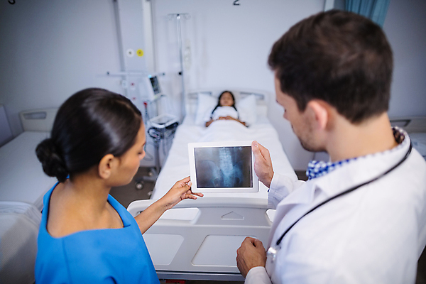 포토 JPG 해외이미지 여자 남자 어린이 유니폼 청진기 병원 대화 서기 20대 성인 태블릿 건강관리 환자 의사 잡기 질병 동료 직원 해외202007 해외포토 옷 의학 관계 의료기기 모션 건강 관리 말하기 사람 청년 전자제품 스마트기기 의료진 파일형식