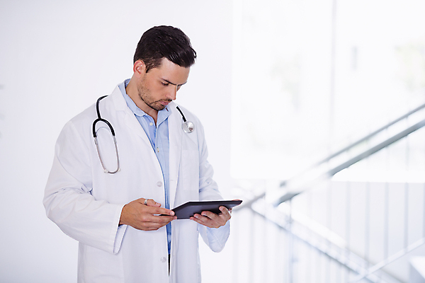 포토 JPG 해외이미지 주간 남자 청진기 실내 병원 한명 서기 들기 20대 성인 치료 태블릿 독서 의료진 의사 복도 성인남자한명만 내려보기 해외202007 해외포토 자연요소 직업 1 의학 의료기기 모션 사람 청년 내부 전자제품 스마트기기 남자한명만 성인남자만 파일형식