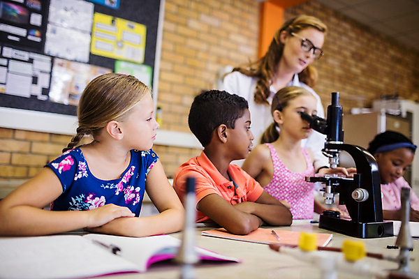 포토 JPG 해외이미지 외국인 학생 응시 여자 교육 남자 초등학생 어린이 교실 학교 수업 초등학교 현미경 서기 앉기 소년 여러명 상반신 20대 성인 앞모습 책 교사 가르침 과학교육 해외202007 해외포토 직업 시선 뷰포인트 과학 다수 모션 실험기구 사람 인종 청년 파일형식