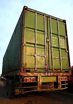 포토 JPG 해외이미지 교통시설 사람없음 초록색 문 화물 바퀴 큼 컨테이너 철 부식 타이어 짐차 트레일러 철강 해외202007 해외포토 산업 컬러 교통 자동차 운송업 크기 시설 파일형식