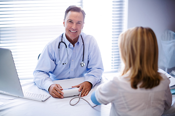 포토 JPG 해외이미지 백인 여자 노년 남자 중년 50대 청진기 병원 치료 태블릿 건강관리 환자 의사 잡기 맥박 60대 책상 분석 확인 해외202007 해외포토 서양인 가구 컨셉 의학 의료기기 모션 건강 관리 사람 성인 전자제품 스마트기기 의료진 파일형식