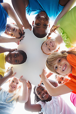 포토 JPG 해외이미지 외국인 학생 응시 여자 교육 남자 초등학생 어린이 로우앵글 초등학교 들기 소년 여러명 상반신 야외 앞모습 공백 흰색 잡기 어린이만 카피스페이스 해외202007 해외포토 시선 뷰포인트 컬러 다수 학교 모션 사람 인종 파일형식