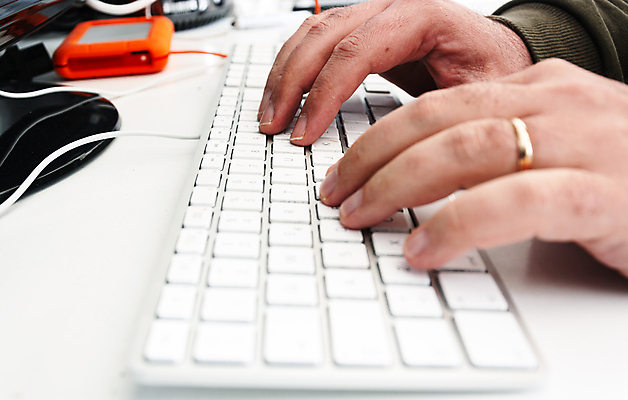 포토 JPG 해외이미지 백인 직업 손 남자 인터넷 비즈니스 통신 손가락 커뮤니케이션 무선통신 노동자 직장 한명 사람 성인 사람없음 노트북 컴퓨터 사무실 모니터 공책 자료 장비 흰색 타이핑 키보드 업무 비즈니스맨 이메일 전문직 밀기 연결 책상 해외202007 해외포토 서양인 1 컬러 가구 회사 모션 문구용품 신체부위 전자제품 작업 직장인 파일형식