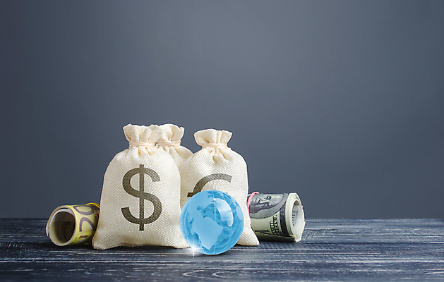 포토 JPG 해외이미지 무료이미지 돈 사람없음 지구본 돈자루 돈다발 해외202007 해외포토 재산 파일형식