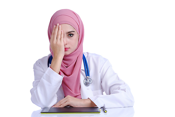 포토 JPG 해외이미지 주간 응시 여자 청진기 실내 건강 병원 한명 서기 사람 앉기 상반신 성인 앞모습 의료진 의사 얼굴가리기 성인여자한명만 해외202007 해외포토 자연요소 직업 1 시선 뷰포인트 의학 의료기기 모션 내부 가림 여자한명만 성인여자만 파일형식