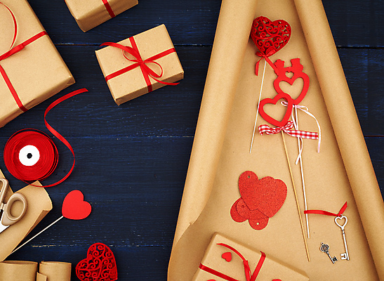 포토 JPG 해외이미지 무료이미지 리본 포장 발렌타인데이 사람없음 장식 선물상자 상자 하트 포장지 포장소품 남색배경 해외202007 해외202105 해외포토 모양 백그라운드 데이이벤트 선물 남색 오브젝트 포장재료 파일형식