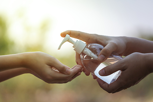 포토 JPG 해외이미지 무료이미지 손 들기 신체부위 바이러스 예방 소독제 코로나바이러스 손소독제 해외202007 해외202105 델타변이바이러스 해외포토 모션 사람 파일형식