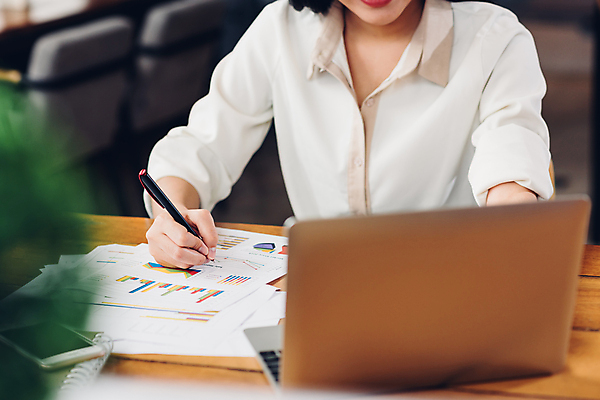 포토 JPG 해외이미지 라이프스타일 응시 여자 인터넷 비즈니스 그래프 설계 한명 사람 성인 그래픽 금융 노트북 컴퓨터 비즈니스우먼 분석 온라인 세금 성인여자한명만 해외202007 해외포토 1 시선 컨셉 생활 경제 전자제품 직장인 여자한명만 성인여자만 파일형식