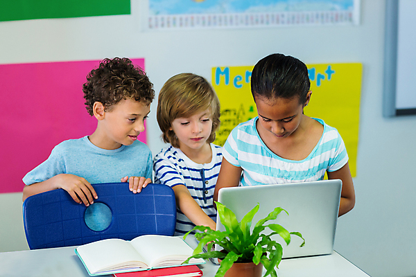 포토 JPG 해외이미지 식물 학생 여자 교육 남자 어린이 의자 교실 학교 실내 초등학교 서기 소년 상반신 앞모습 세명 노트북 어린이만 해외202007 해외포토 뷰포인트 가구 모션 사람 내부 전자제품 파일형식